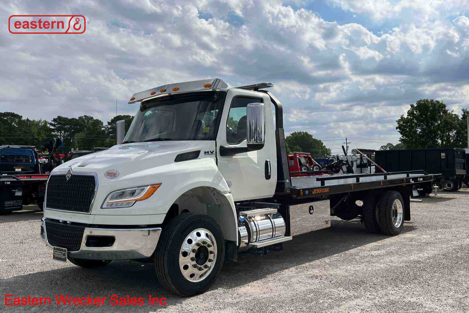 2027 International MV607 Regular Cab with 22ft Jerr-Dan SRR6T-WLP